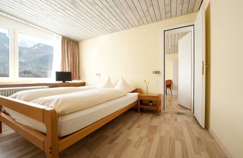 Meiringen Hotel | Hotel Sherlock Holmes & Khana Restaurant 200 m Gondola to Hasliberg Ski