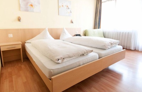 Meiringen Hotel | Hotel Sherlock Holmes & Khana Restaurant 200 m Gondola to Hasliberg Ski