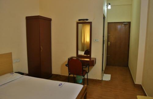 Shenoys Hotel | Hotel Srinivas