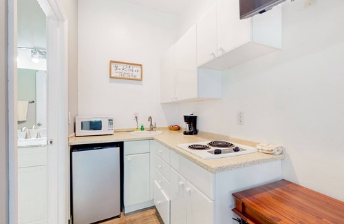 Naples House | Hotel-style studio near marina with game room, sauna, pool, restaurant, tennis