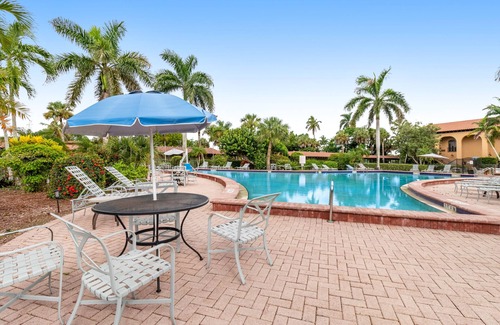 Naples House | Hotel-style studio near marina with game room, sauna, pool, restaurant, tennis