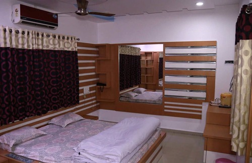 Kamrej Hotel | Hotel Swagat Inn And Guest House