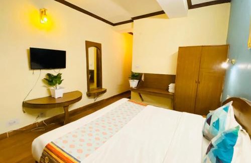 Shimla Hotel | Hotel Tara INN with terrace and mountain view
