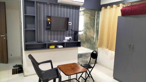 Surat Hotel | hotel the crown