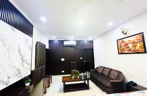 Patparganj Hotel | Hotel Tom & Jerry - Nizammudin Dargah