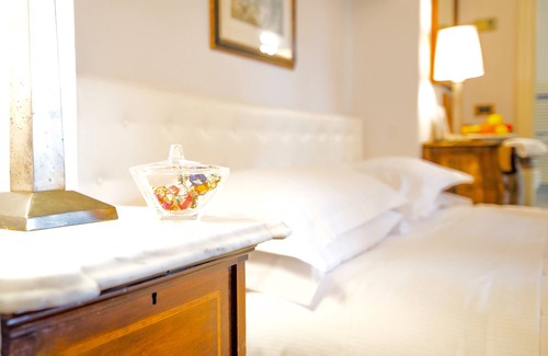 Monforte d'Alba Hotel | Hotel Villa Beccaris