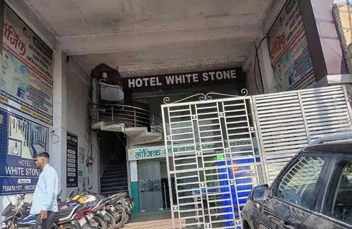 Gonda Apartment | Hotel White Stone Luxury Room with AC 4