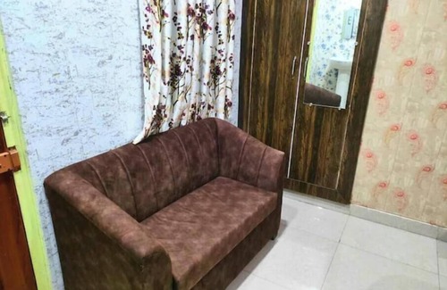 Gonda Apartment | Hotel White Stone Luxury Room with AC 4