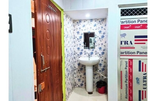 Gonda Apartment | Hotel White Stone Luxury Room with AC 5