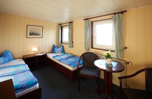 Ostseebad Wustrow Hotel | Hotelschiff Stinne