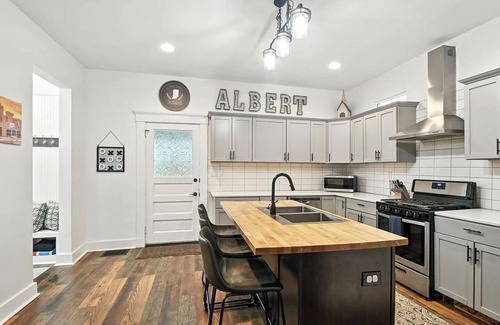 Holy Cross House | HotTub~5 Min to Mass Ave~Spacious for Groups~Indianapolis