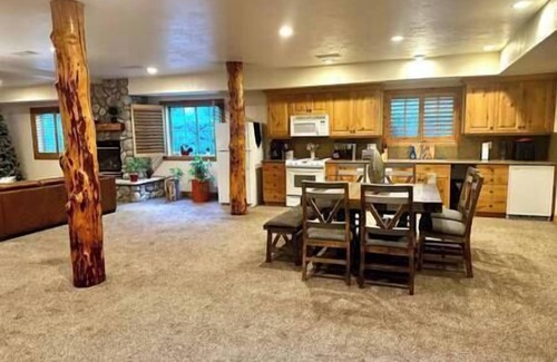 Murray House | HotTub, Gym, Close to Everything