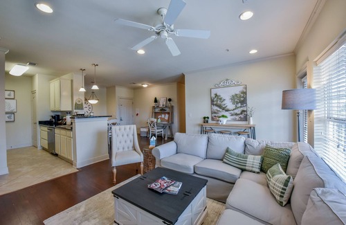Tuscaloosa Condo | Houndstooth Hideaway-Book for football! Pool & workout facilities