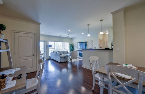 Tuscaloosa Condo | Houndstooth Hideaway-Book for football! Pool & workout facilities