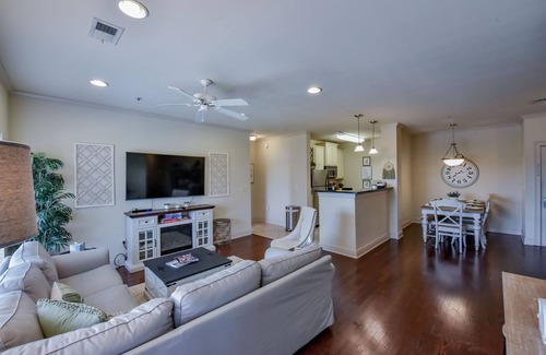 Tuscaloosa Condo | Houndstooth Hideaway-Book for football! Pool & workout facilities