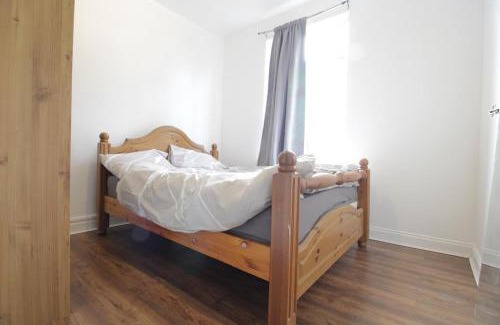 Luton House | House 10 mins walking distance to Railway station