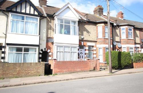 Luton House | House 10 mins walking distance to Railway station