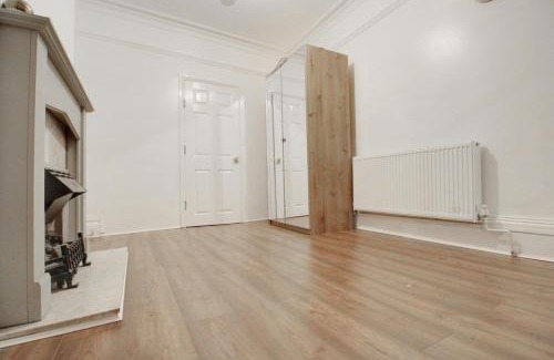 Luton House | House 10 mins walking distance to Railway station