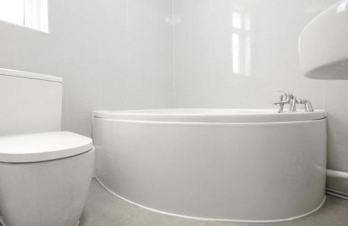 Luton House | House 10 mins walking distance to Railway station