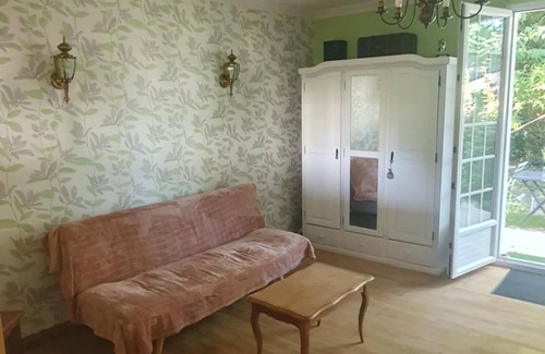 Orvault House | House 42 m² equipped, pets welcome, 48 €/night, max stay 14 nights.