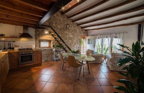Torroella de Fluvia Cottage | House-apartment in Masia del S. XVII 5 km. of the beach