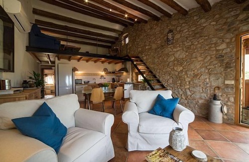 Torroella de Fluvia Cottage | House-apartment in Masia del S. XVII 5 km. of the beach