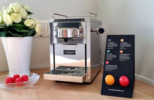 Borgarnes House | House by the ocean. Hot tub and a mountain view.