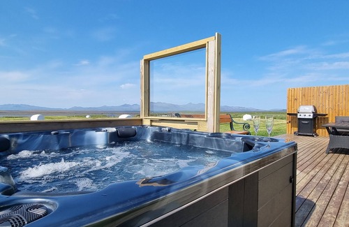 Borgarnes House | House by the ocean. Hot tub and a mountain view.
