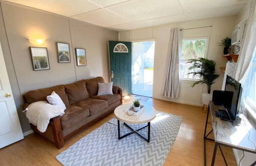 Lake Elsinore House | House C · Hideaway in a cozy Home Close To Lake! Coffee/Netflix/Hulu/WiFi