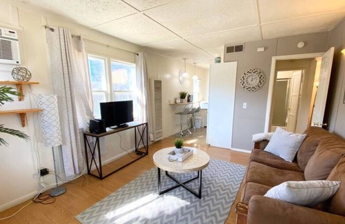 Lake Elsinore House | House C · Hideaway in a cozy Home Close To Lake! Coffee/Netflix/Hulu/WiFi