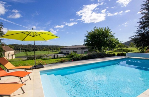 Montignac Cottage | House for 8 with heated pool, garden and WiFi in Montignac