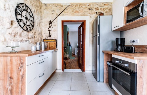 La Garde-Adhemar Ski Chalet | House in listed village with garden and jacuzzi