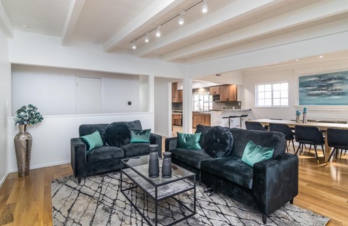 Valley Glen House | HOUSE IN PRIME LOCATION WITH HUGE POOL & SPA