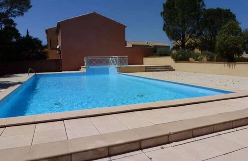 Saint-Raphael House | House in private residence with swimming pool