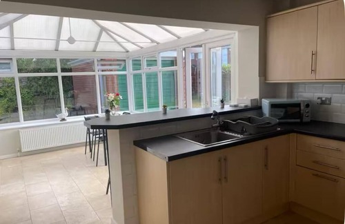Trafford Bed & Breakfast | House in Timperley near Manchester Airport