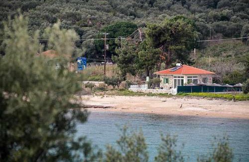 Pirgadikia House | House Kokkalas on the beach