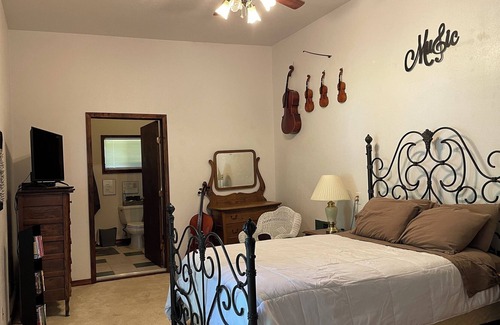 Mid America Cottage | House of Jazz on Lake Hamilton in Hot Springs Arkansas
