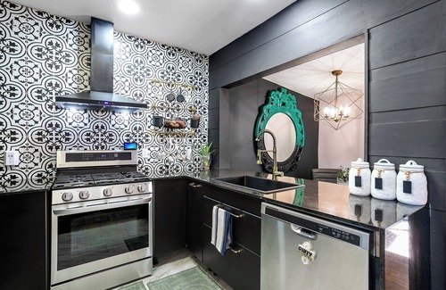 Poiciana Park II House | House of Lotus-Cottage house w/tropical backyard & amenities- Near PBI & beach