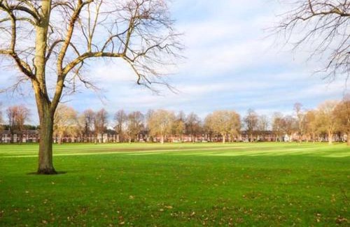 Derby House | House on the Green Spacious-Super location