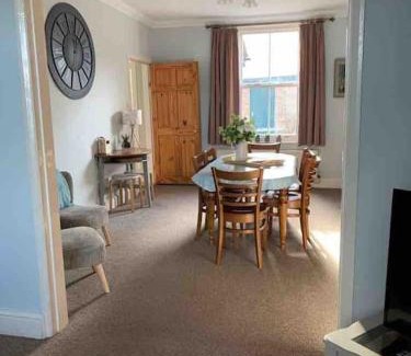 Derby House | House on the Green Spacious-Super location