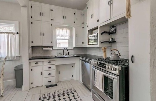Edmond House | House on The Hill in the Heart of Edmond