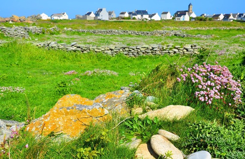 Ile de Sein House | House on the island of Breast, feet in the water, can accommodate 12 people