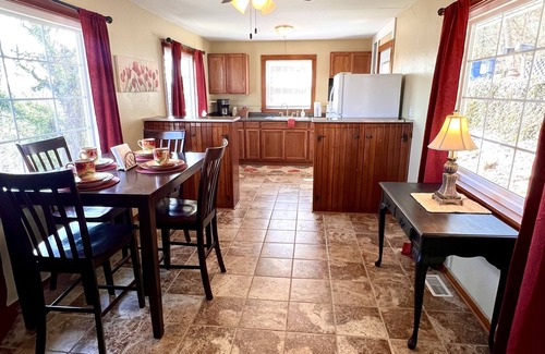 Branson Cottage | "House on the Rock" Romantic Cottage Getaway w/Hot Tub and Fireplace!