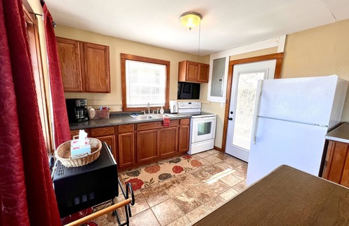 Branson Cottage | "House on the Rock" Romantic Cottage Getaway w/Hot Tub and Fireplace!