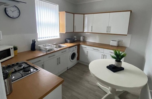 Newcastle-upon-Tyne House | House - Sleeps 6 - Pet friendly - Parking