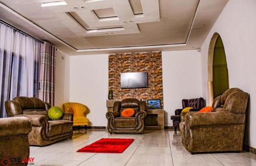 Bulawayo House | House - Sleeps 10 - Pool - Parking - Patio
