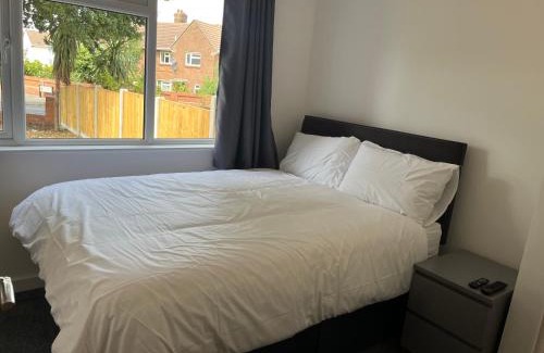 Poole House | House - Sleeps 14 onsite parking & pets allowed