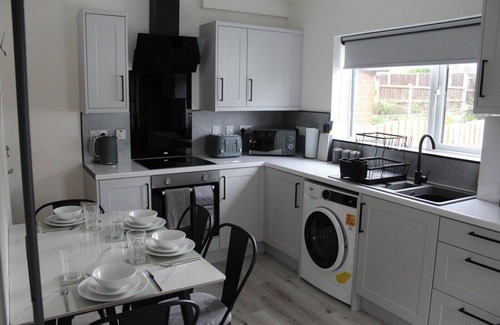 Beeston House | House - Sleeps 4 - Parking - Garden - City Centre