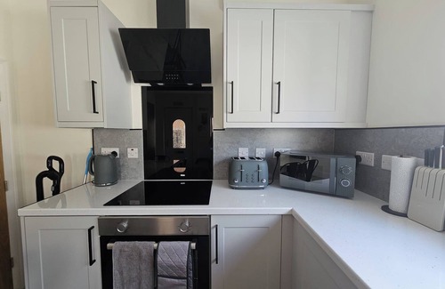 Beeston House | House - Sleeps 4 - Parking - Garden - City Centre