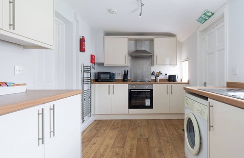 Ashington House | House - Sleeps 4 - Pet friendly - Parking - Garden